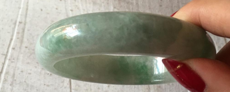 翡翠玉镯戴着颜色会变化吗