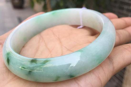 翡翠杂质和黑点的区别