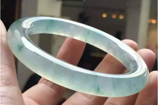 满绿染色翡翠手镯特征