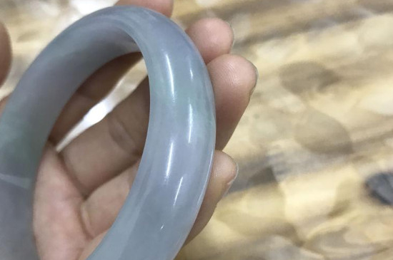 满绿染色翡翠手镯特征