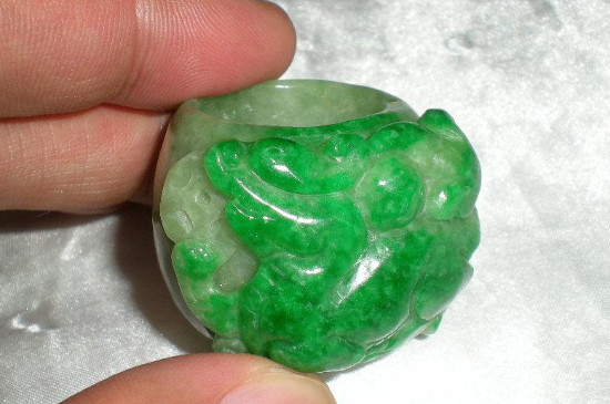 翡翠怎么保养会越来越绿