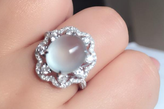 翡翠放水里能看出真假吗