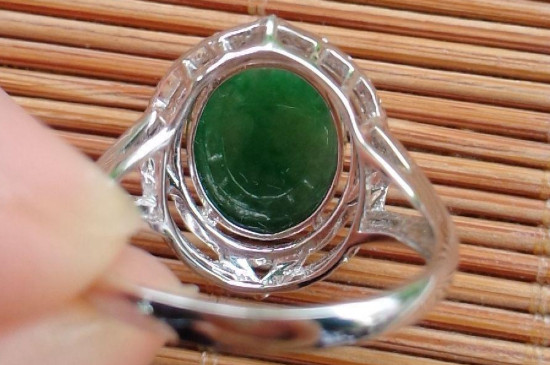 翡翠放水里能看出真假吗