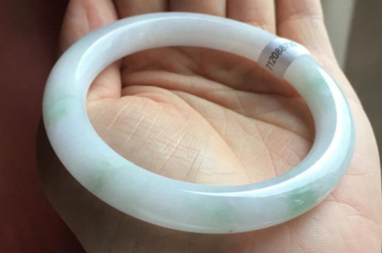 乳白色翡翠手镯怎么养才能透