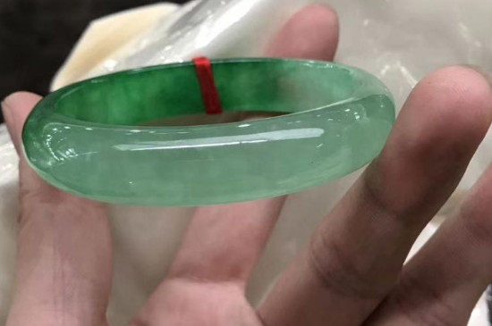 翡翠飘花手镯怎么鉴定