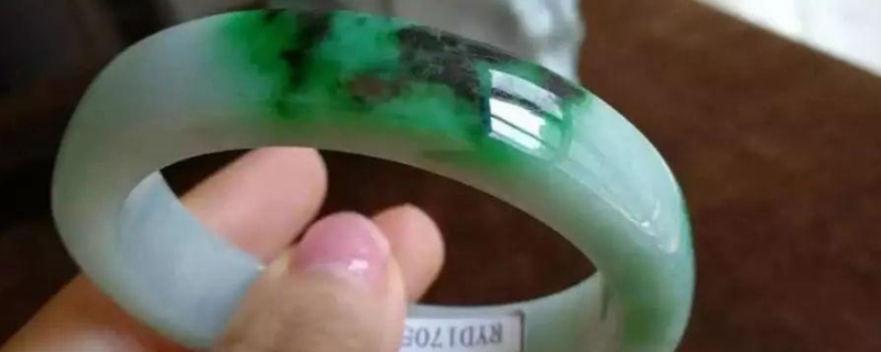 翡翠镯子掉地上会碎吗