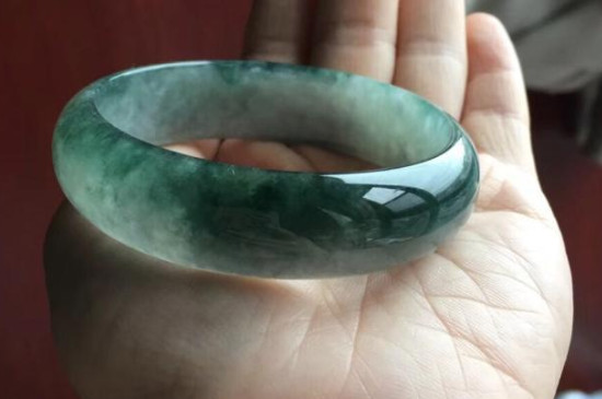 翡翠镯子掉地上会碎吗