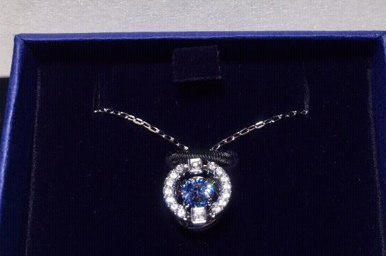 施华洛世奇掉色正常吗