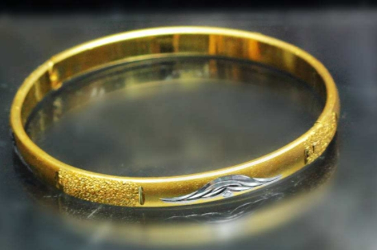 无金属是什么手镯