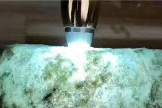 各种翡翠原石在灯光下的表现