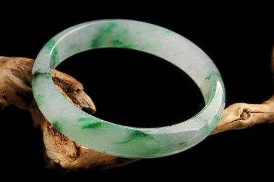 翡翠泡在水里能养吗