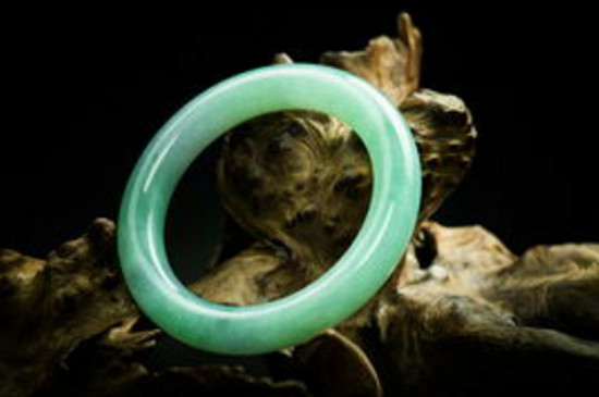 翡翠手镯怎么选圈口