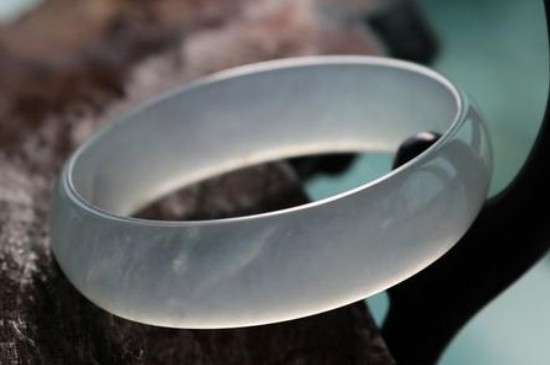 翡翠手镯佩戴注意事项