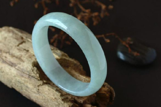 翡翠手镯佩戴注意事项