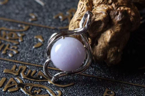 a货紫罗兰翡翠在紫光灯辨别