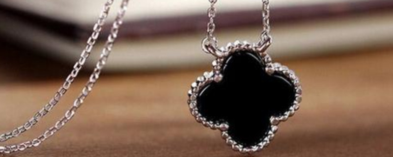 女孩戴四叶草项链寓意