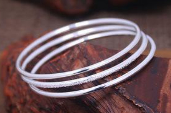 银手镯戴哪个手好