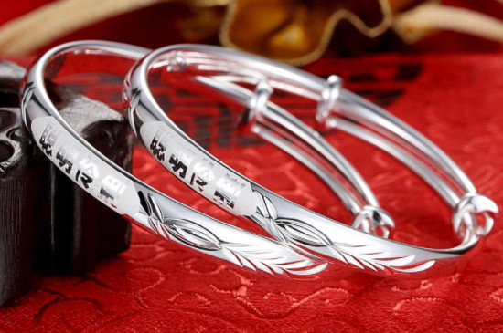 女人戴银手镯的好处和禁忌