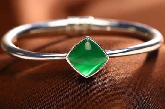 女人戴银手镯的好处和禁忌