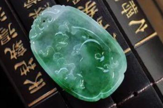 翡翠玉牌怎么佩戴