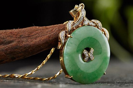 翡翠平安扣佩戴久了会亮吗