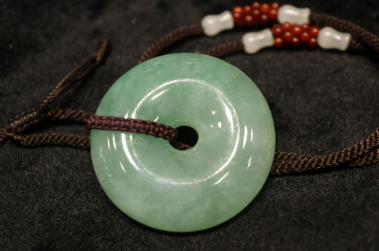 翡翠平安扣佩戴久了会亮吗