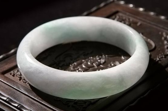 翡翠镯子一般多少钱，价格具有不确定性