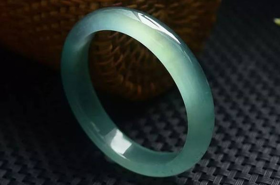 年轻戴什么颜色玉镯好，紫罗兰色清绿色蓝绿色黑色