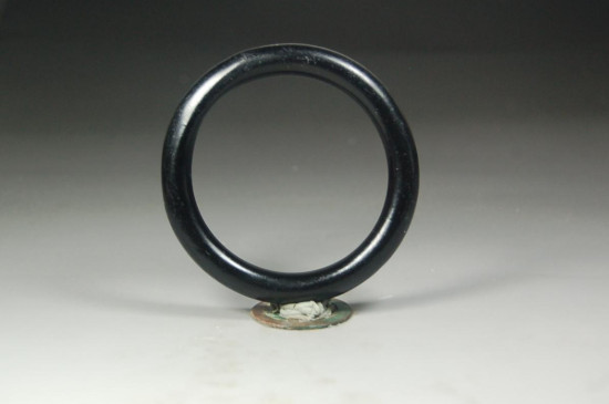 年轻戴什么颜色玉镯好，紫罗兰色清绿色蓝绿色黑色