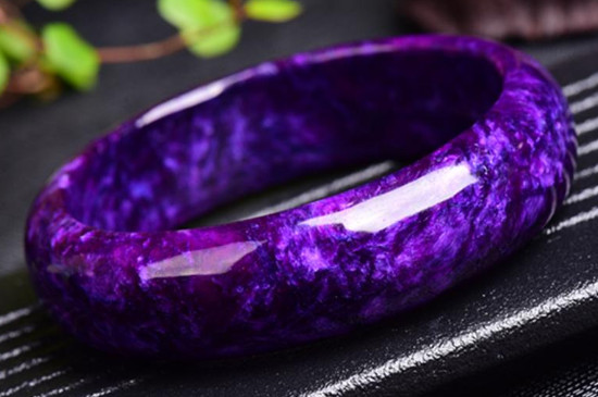 60岁戴什么颜色翡翠手镯，油青色皇家紫翠绿色深绿色