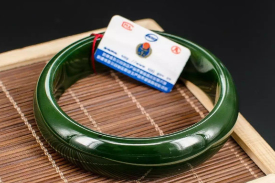 60岁戴什么颜色翡翠手镯，油青色皇家紫翠绿色深绿色