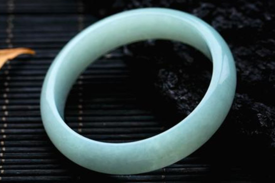 戴玉手镯好还是戴翡翠手镯好，玉手镯翡翠手镯无可比性