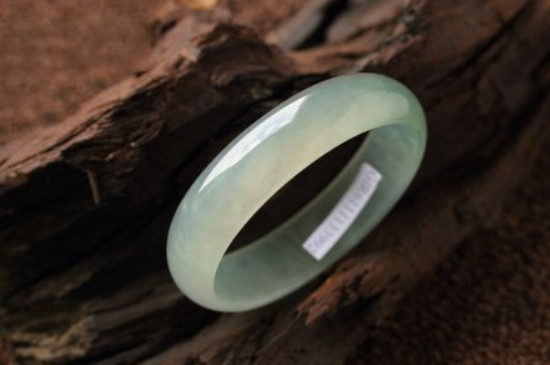 翡翠手镯a货证书怎么辨别真假，可以查看编码和鉴定机构