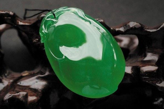 翡翠需要怎么养?