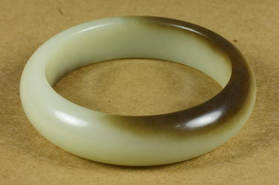 种嫩的翡翠手镯会变种吗