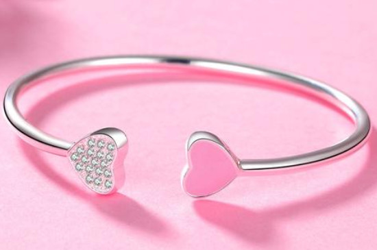 两个银手镯能戴一起吗