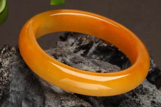 红翡翠手镯鉴别方法