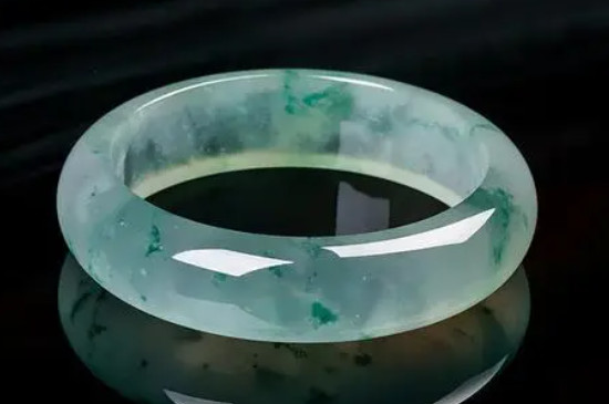 翡翠镯子应该戴在哪只手上