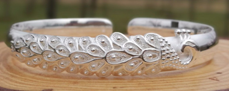 孔雀银手镯的寓意及象征