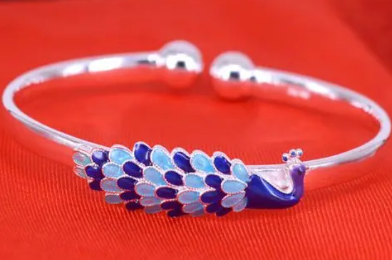 孔雀银手镯的寓意及象征