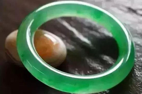 翡翠手镯怎么看真假好坏