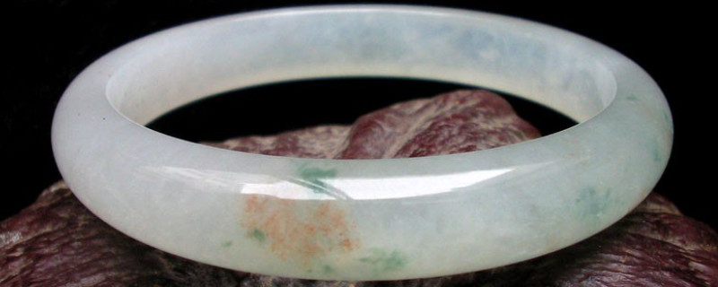 翡翠镯子里有白色棉絮是什么原因