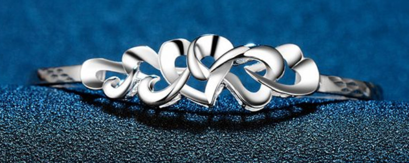 带银手镯一般带哪只手