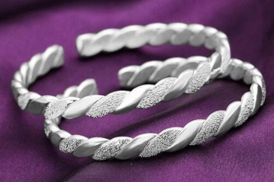 带银手镯一般带哪只手