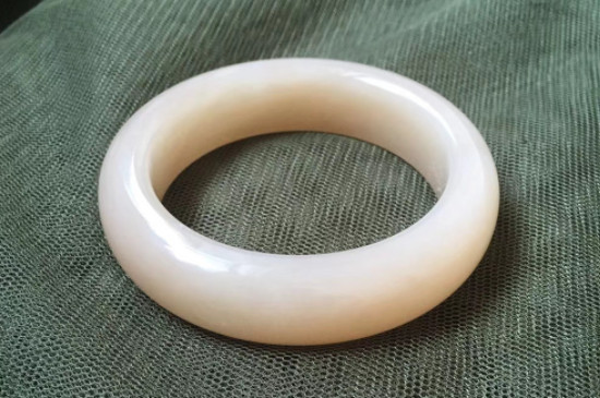 藕粉手镯为什么戴久了有黑色