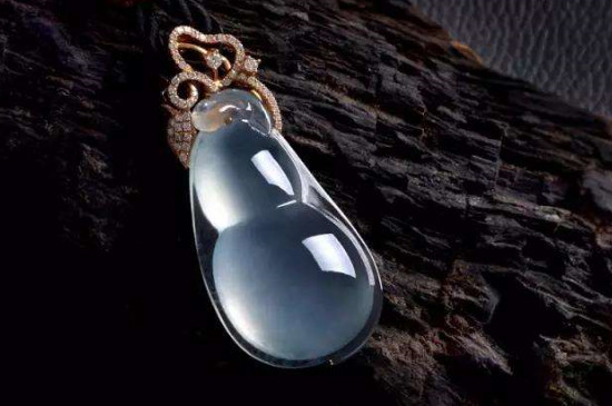 真翡翠打灯和假的区别