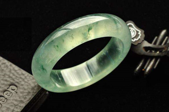 翡翠手镯容易磕碎吗