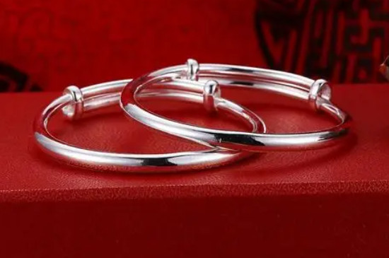 银手镯变黄了是怎么回事