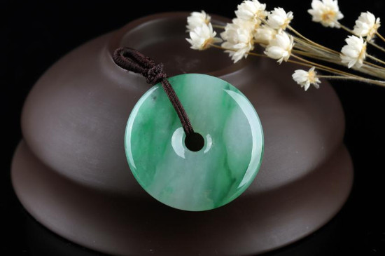 怎么区分真假翡翠吊坠