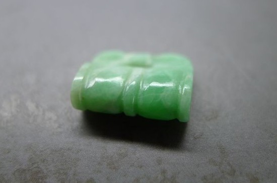 清代老翡翠的表面特点